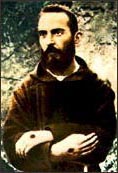 El Padre Pio, con los estigmas visibles en sus manos