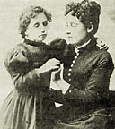 Helen Keller, a los diez años, con su maestra Sullivan